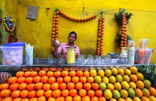 Cửa hàng bán trái cây ở Ấn Độ. Ảnh: Mahfuzul Hasan Bhuiyan.